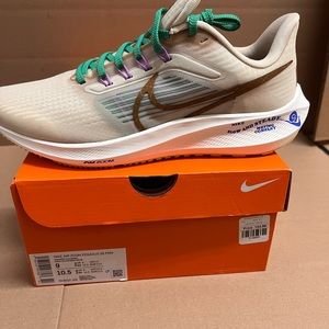 - Nike Air Zoom Pegasus 39 PRM .men size 9